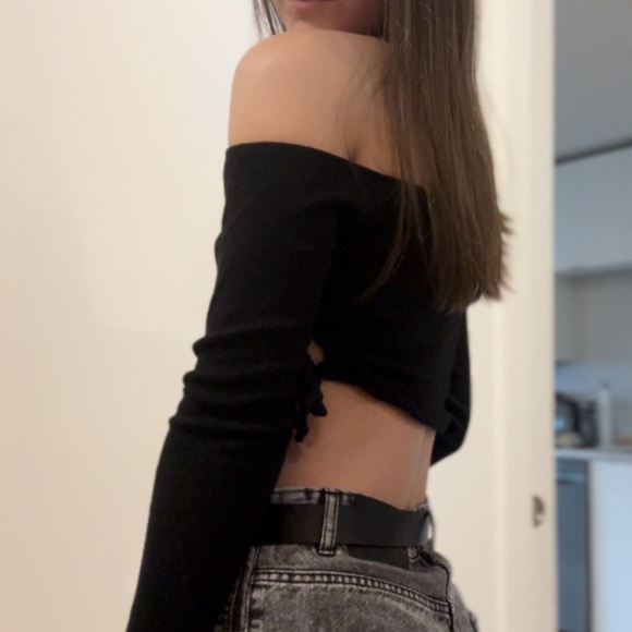 Black New York-themed top for sale! - Picture 2 of 3